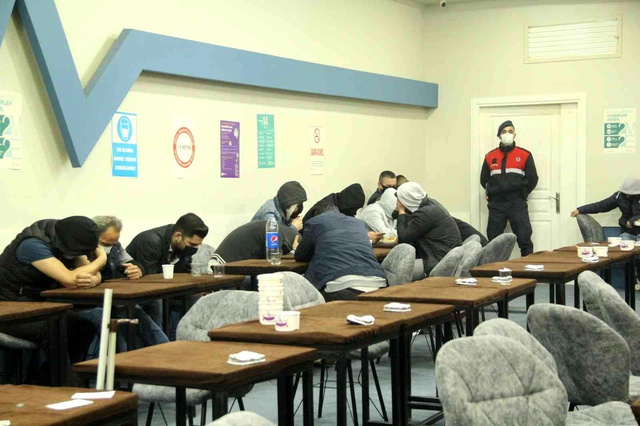 Jandarmayı görünce kumar aletlerini asitle yok etmek istemişler: Sözde sendikaya kumar baskını kamerada Jandarmayı görünce kumar aletlerini asitle yok etmek istemişler: Sözde sendikaya kumar baskını kamerada