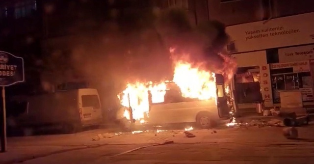 Kontağın çevrilmesiyle transit bir anda patlayıp alev topuna döndü: 1 yaralı Kontağın çevrilmesiyle transit bir anda patlayıp alev topuna döndü: 1 yaralı