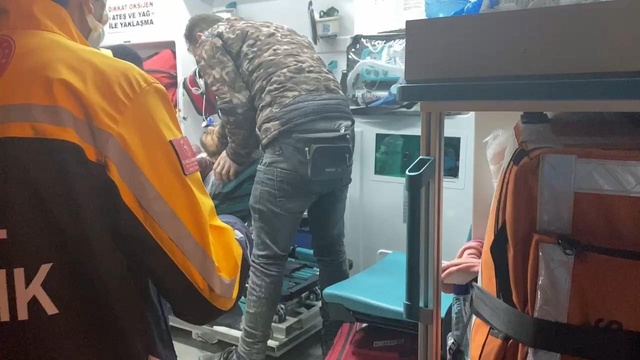 Kontağın çevrilmesiyle transit bir anda patlayıp alev topuna döndü: 1 yaralı Kontağın çevrilmesiyle transit bir anda patlayıp alev topuna döndü: 1 yaralı