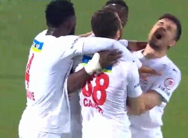 Sen ne yaptın Appindangoye! Sivassporlu futbolcu takım arkadaşını gole sevindiğine pişman etti Sen ne yaptın Appindangoye! Sivassporlu futbolcu takım arkadaşını gole sevindiğine pişman etti