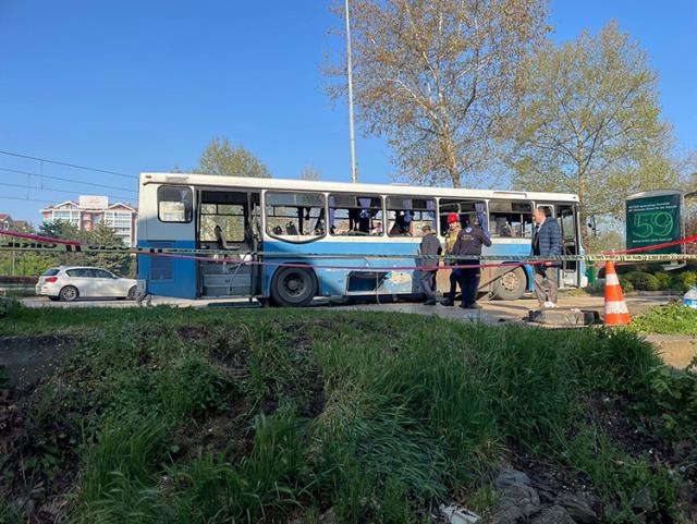 Son Dakika: Bursa'da infaz koruma memurlarını taşıyan otobüse bombalı saldırı: 1 şehit, 4 yaralı Son Dakika: Bursa'da infaz koruma memurlarını taşıyan otobüse bombalı saldırı: 1 şehit, 4 yaralı