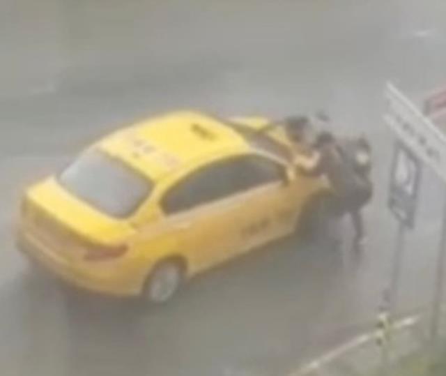 Belediye harekete geçti! Yabancı uyruklu kadını döven taksicinin bileti kesildi