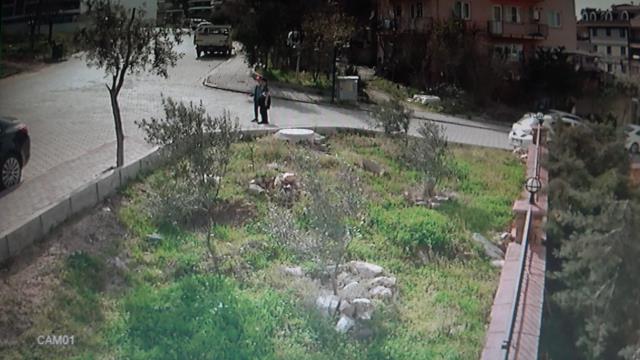 Boş arazide 5 başıboş köpeğin saldırısına uğrayan çocuk, ölü taklidi yaparak kurtuldu Boş arazide 5 başıboş köpeğin saldırısına uğrayan çocuk, ölü taklidi yaparak kurtuldu