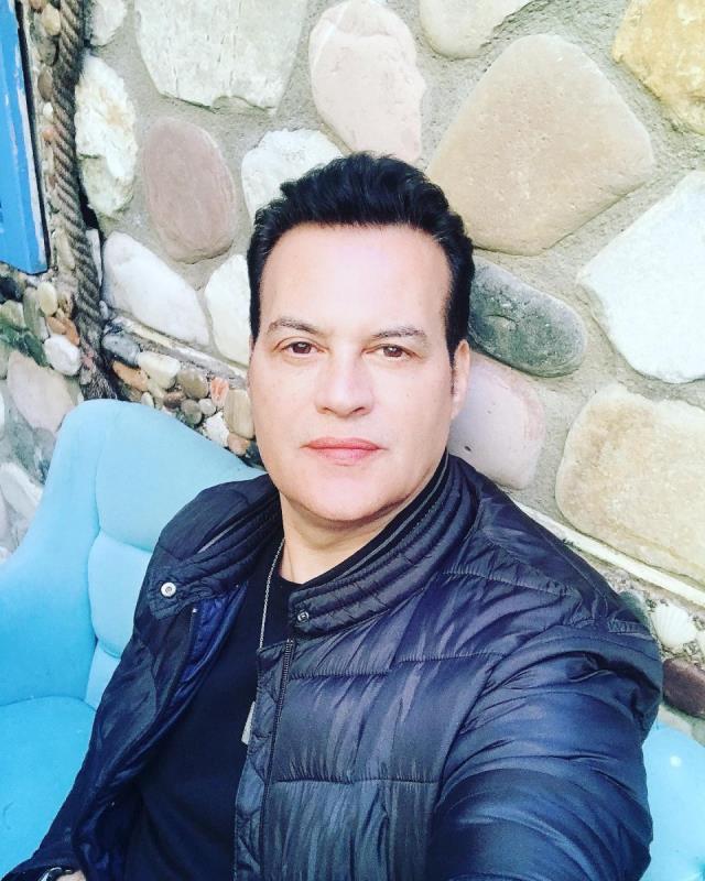 Hakan Peker, 19 yaş küçük yeni sevgilisiyle sarmaş dolaş görüntülendi