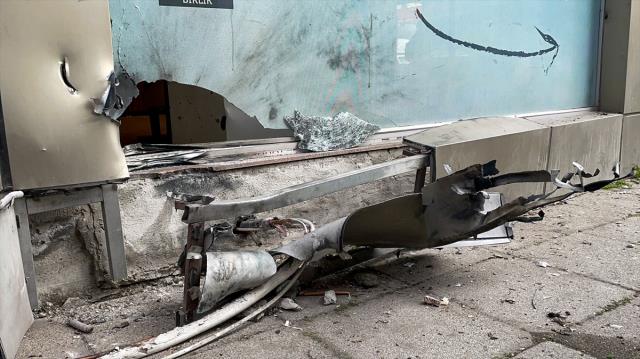 İstanbul'da TÜGVA binasına bombalı saldırı! Polis, şüpheli kadının peşinde İstanbul'da TÜGVA binasına bombalı saldırı! Polis, şüpheli kadının peşinde