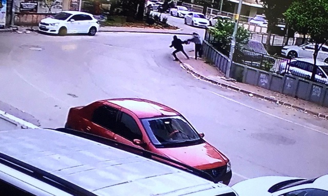Son dakika haberleri! Kapkaççı dehşeti kamerada Son dakika haberleri! Kapkaççı dehşeti kamerada