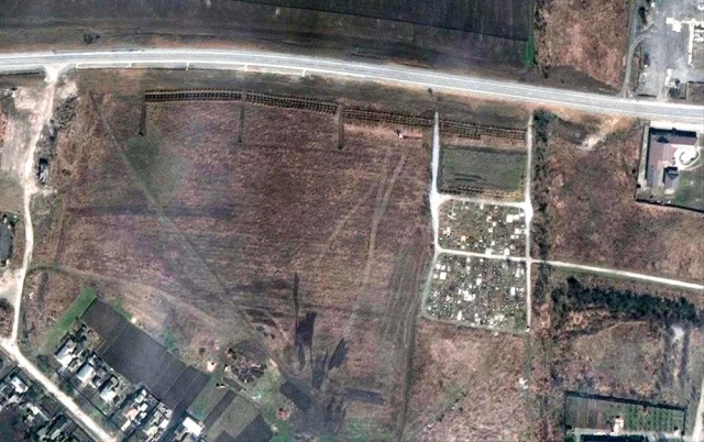 Rusya'nın ele geçirdiği Mariupol'de toplu mezarlar uydu fotoğraflarıyla tespit edildi! Çöp kamyonlarıyla taşımışlar