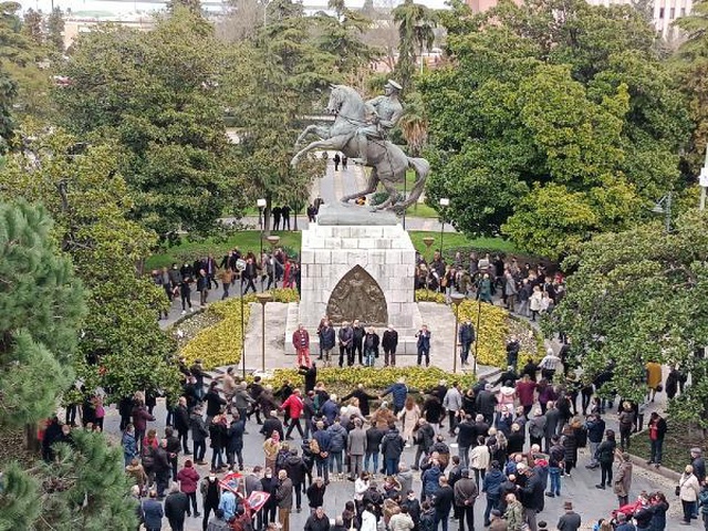 Samsun'da Atatürk heykeline saldıran kuzenlere 5'er yıl hapis cezası verildi Samsun'da Atatürk heykeline saldıran kuzenlere 5'er yıl hapis cezası verildi