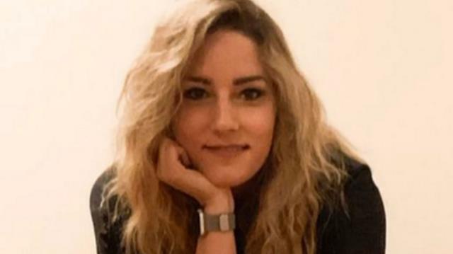 Restoranda yemek yiyen kadının göğüslerinin büyüklüğünden rahatsız olup, yönetime şikayet ettiler Restoranda yemek yiyen kadının göğüslerinin büyüklüğünden rahatsız olup, yönetime şikayet ettiler