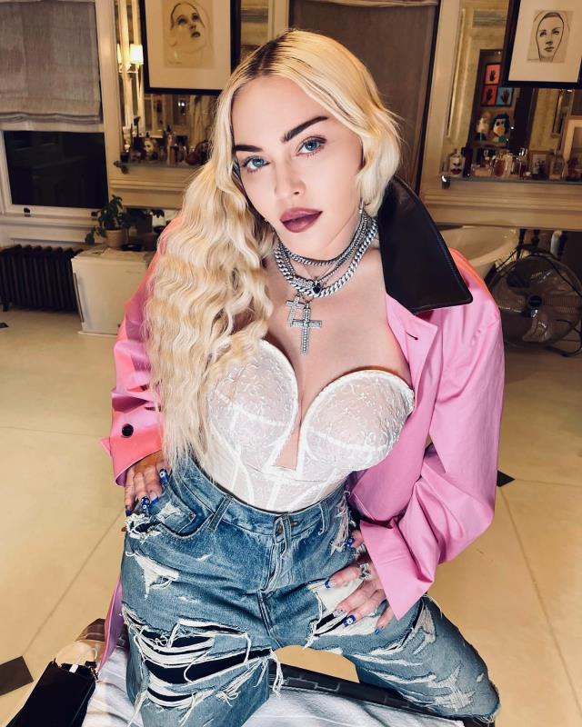 Sınırları zorlayan Madonna, yayınladığı videoda iç çamaşırını gösterdi