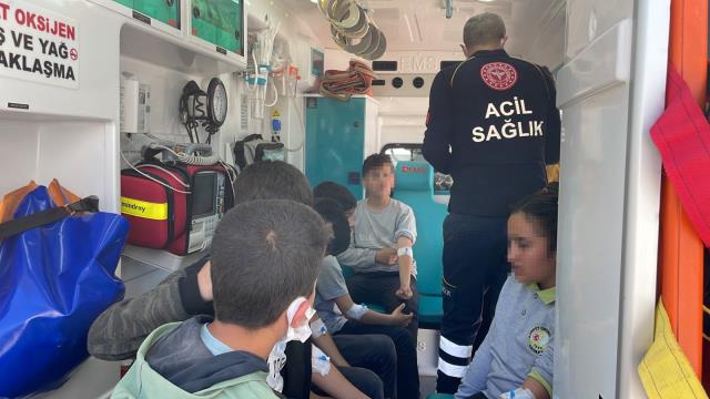 Sırasını temizlemek için çamaşır suyu ile tuz ruhunu karıştıran öğrenci, 10 kişiyi hastanelik etti Sırasını temizlemek için çamaşır suyu ile tuz ruhunu karıştıran öğrenci, 10 kişiyi hastanelik etti