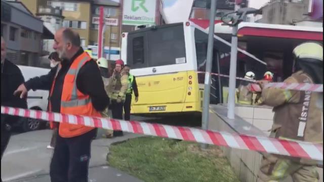 Son Dakika: İstanbul Kağıthane'de seyir halindeyken şoförünün kalp krizi geçirdiği İETT otobüsü 6 araca çarptı Son Dakika: İstanbul Kağıthane'de seyir halindeyken şoförünün kalp krizi geçirdiği İETT otobüsü 6 araca çarptı
