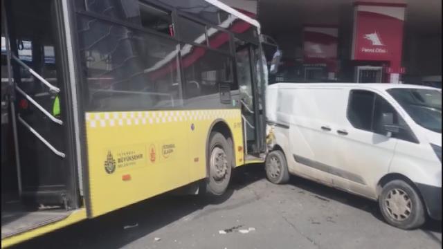 Son Dakika: İstanbul Kağıthane'de seyir halindeyken şoförünün kalp krizi geçirdiği İETT otobüsü 6 araca çarptı Son Dakika: İstanbul Kağıthane'de seyir halindeyken şoförünün kalp krizi geçirdiği İETT otobüsü 6 araca çarptı