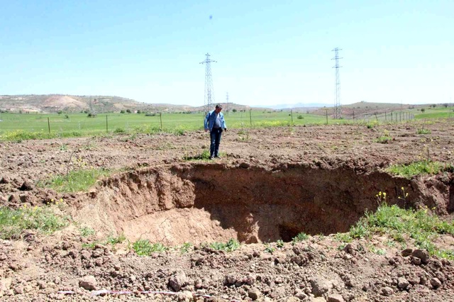 Tarlasını ekmeye hazırlanan çiftçinin dünyası başına yıkıldı: Hayatımda ilk defa böyle bir yarık görüyorum Tarlasını ekmeye hazırlanan çiftçinin dünyası başına yıkıldı: Hayatımda ilk defa böyle bir yarık görüyorum