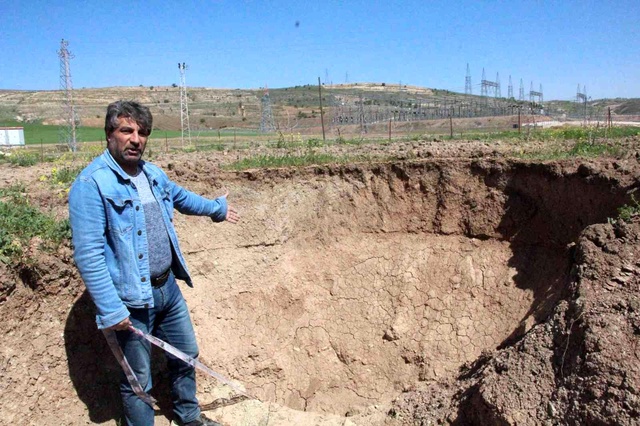 Tarlasını ekmeye hazırlanan çiftçinin dünyası başına yıkıldı: Hayatımda ilk defa böyle bir yarık görüyorum Tarlasını ekmeye hazırlanan çiftçinin dünyası başına yıkıldı: Hayatımda ilk defa böyle bir yarık görüyorum