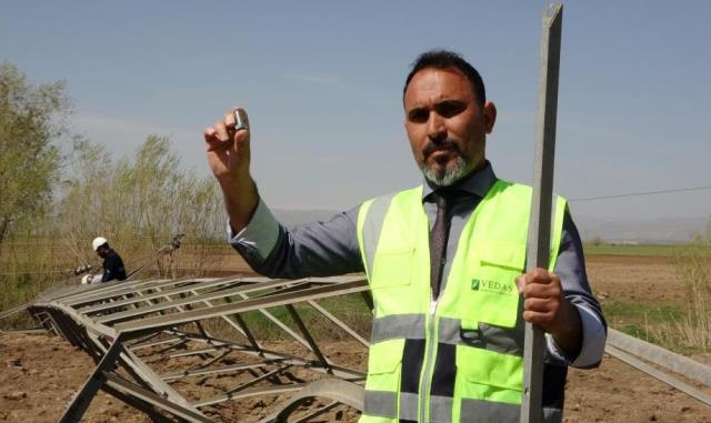 22 liralık cıvatanın çalınmasının milli servete zararı 500 bin lira oldu 22 liralık cıvatanın çalınmasının milli servete zararı 500 bin lira oldu