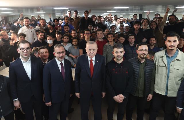 Cumhurbaşkanı Erdoğan, KYK yurdundaki öğrenciler masa tenisi oynadı