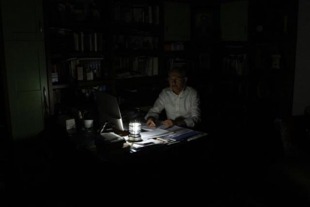 Elektriği kesilen Kılıçdaroğlu'na buzdolabı soruldu: Bunların hepsini çözeriz Elektriği kesilen Kılıçdaroğlu'na buzdolabı soruldu: Bunların hepsini çözeriz