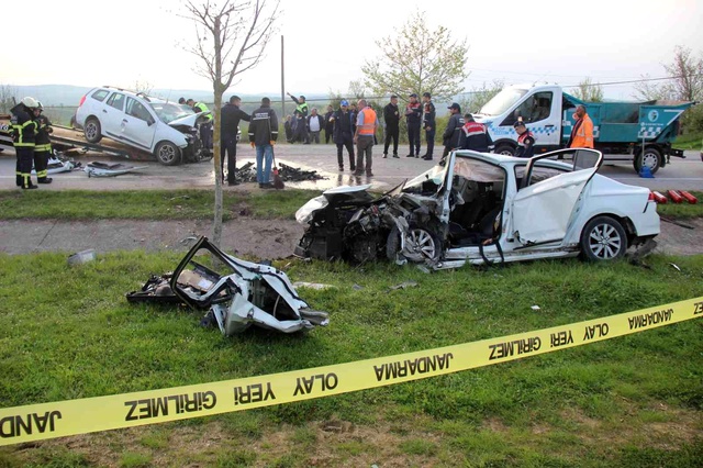Karşı şeride geçen otomobil başka bir araçla kafa kafaya çarpıştı: 2 ölü, 1 ağır yaralı Karşı şeride geçen otomobil başka bir araçla kafa kafaya çarpıştı: 2 ölü, 1 ağır yaralı