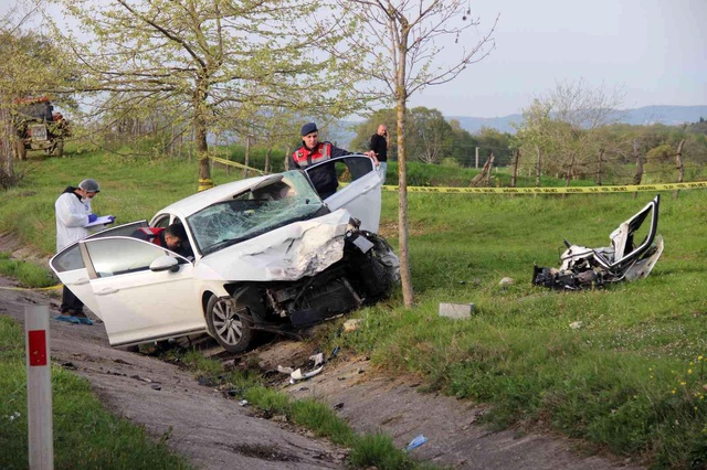 Karşı şeride geçen otomobil başka bir araçla kafa kafaya çarpıştı: 2 ölü, 1 ağır yaralı Karşı şeride geçen otomobil başka bir araçla kafa kafaya çarpıştı: 2 ölü, 1 ağır yaralı