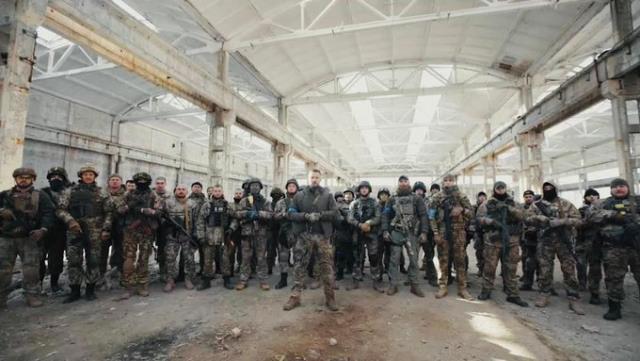 Rusların ele geçirdiği Mariupol'deki fabrikada direnen Ukraynalı askerlerden ilk görüntü