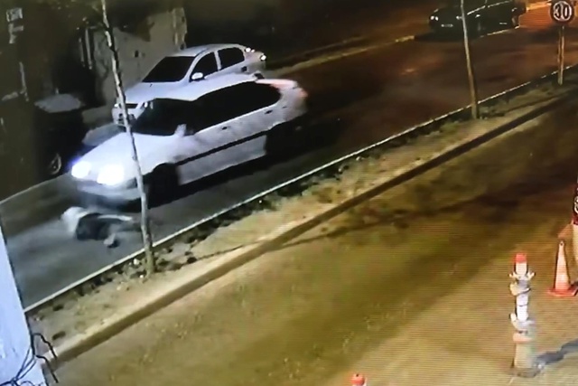Sokak köpeğinden kaçan çocuğa otomobil çarptı! Aynı yerde iki ayrı olay anbean kamerada Sokak köpeğinden kaçan çocuğa otomobil çarptı! Aynı yerde iki ayrı olay anbean kamerada