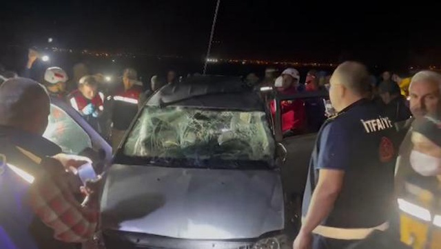 İftar yemeği sonrası çıktıkları gezinti kabusa dönüştü! Kanala düşen araçta 3 kişi öldü, 2 kayıp var İftar yemeği sonrası çıktıkları gezinti kabusa dönüştü! Kanala düşen araçta 3 kişi öldü, 2 kayıp var