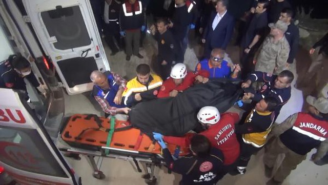 İftar yemeği sonrası çıktıkları gezinti kabusa dönüştü! Kanala düşen araçta 3 kişi öldü, 2 kayıp var İftar yemeği sonrası çıktıkları gezinti kabusa dönüştü! Kanala düşen araçta 3 kişi öldü, 2 kayıp var