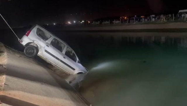 İftar yemeği sonrası çıktıkları gezinti kabusa dönüştü! Kanala düşen araçta 3 kişi öldü, 2 kayıp var İftar yemeği sonrası çıktıkları gezinti kabusa dönüştü! Kanala düşen araçta 3 kişi öldü, 2 kayıp var