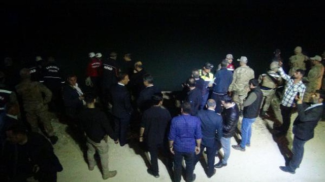 İftar yemeği sonrası çıktıkları gezinti kabusa dönüştü! Kanala düşen araçta 3 kişi öldü, 2 kayıp var İftar yemeği sonrası çıktıkları gezinti kabusa dönüştü! Kanala düşen araçta 3 kişi öldü, 2 kayıp var
