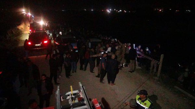 İftar yemeği sonrası çıktıkları gezinti kabusa dönüştü! Kanala düşen araçta 3 kişi öldü, 2 kayıp var İftar yemeği sonrası çıktıkları gezinti kabusa dönüştü! Kanala düşen araçta 3 kişi öldü, 2 kayıp var
