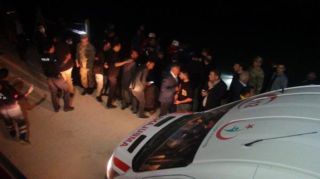 İftar yemeği sonrası çıktıkları gezinti kabusa dönüştü! Kanala düşen araçta 3 kişi öldü, 2 kayıp var İftar yemeği sonrası çıktıkları gezinti kabusa dönüştü! Kanala düşen araçta 3 kişi öldü, 2 kayıp var