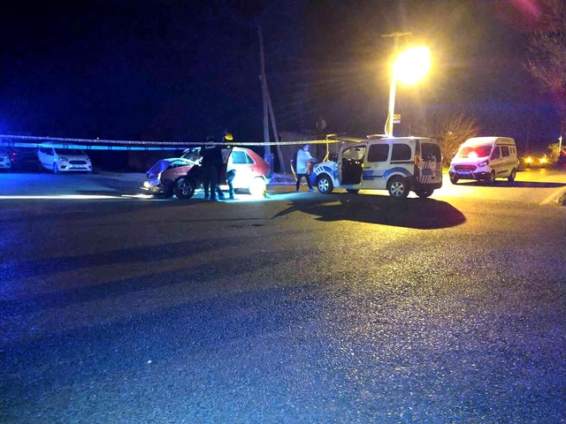 Karısını kurşun yağmuruna tutup arkasına bakmadan kaçtı, yakalanacağını anlayınca kendi kafasına sıktı Karısını kurşun yağmuruna tutup arkasına bakmadan kaçtı, yakalanacağını anlayınca kendi kafasına sıktı