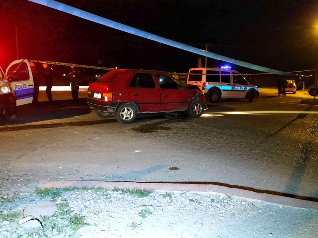 Karısını kurşun yağmuruna tutup arkasına bakmadan kaçtı, yakalanacağını anlayınca kendi kafasına sıktı Karısını kurşun yağmuruna tutup arkasına bakmadan kaçtı, yakalanacağını anlayınca kendi kafasına sıktı