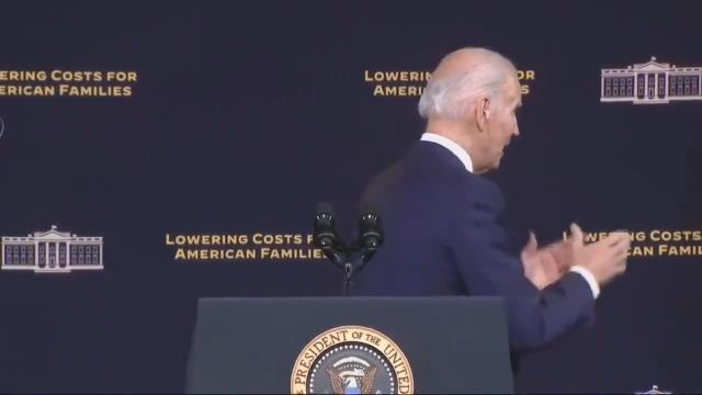 ABD Başkanı Joe Biden 8 gün aradan sonra tekrar boşlukla tokalaştı ABD Başkanı Joe Biden 8 gün aradan sonra tekrar boşlukla tokalaştı