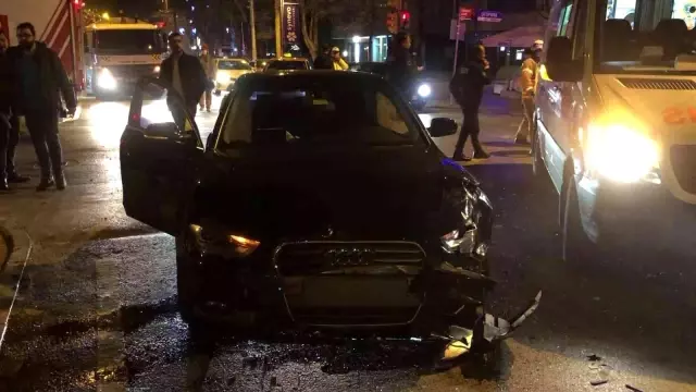 Bağdat Caddesi'nde feci kaza: İki otomobilin çarpıştığı kazada 3 kişi yaralandı