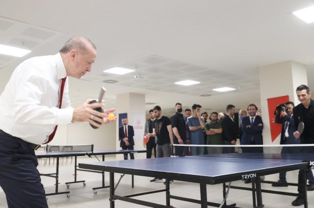 Cumhurbaşkanı Erdoğan öğrencilerle masa tenisi oynadı, raket tutuşu sosyal medyada gündem oldu