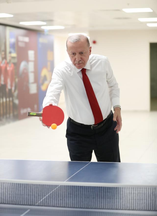 Cumhurbaşkanı Erdoğan öğrencilerle masa tenisi oynadı, raket tutuşu sosyal medyada gündem oldu