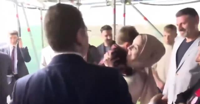 Ekrem İmamoğlu kalabalıkta kaybolan çocuğu sahneye çıkarıp ailesi ile buluşturdu Ekrem İmamoğlu kalabalıkta kaybolan çocuğu sahneye çıkarıp ailesi ile buluşturdu