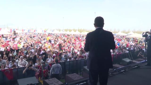 Ekrem İmamoğlu kalabalıkta kaybolan çocuğu sahneye çıkarıp ailesi ile buluşturdu Ekrem İmamoğlu kalabalıkta kaybolan çocuğu sahneye çıkarıp ailesi ile buluşturdu