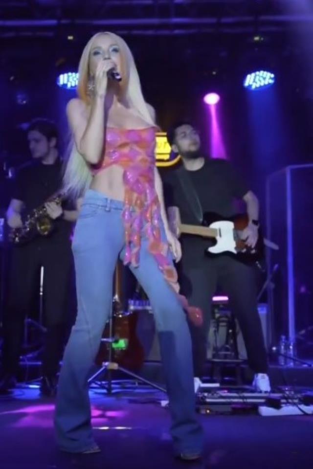 Gülşen, konserinde erkek görevlinin omzuna oturarak şarkı söyledi Gülşen, konserinde erkek görevlinin omzuna oturarak şarkı söyledi