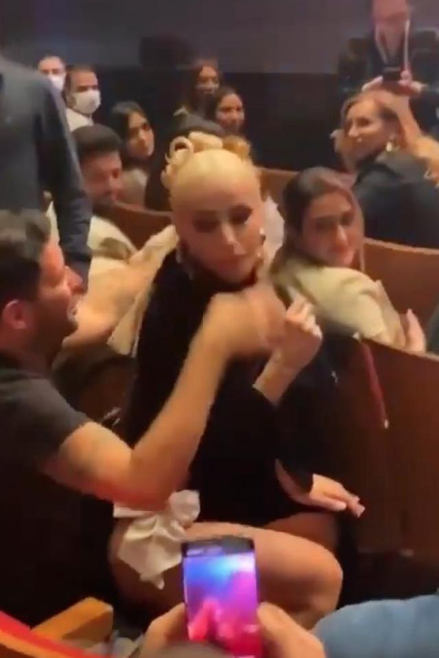 Gülşen, konserinde erkek görevlinin omzuna oturarak şarkı söyledi Gülşen, konserinde erkek görevlinin omzuna oturarak şarkı söyledi