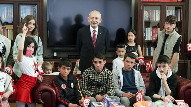 Kılıçdaroğlu, 'Neden Elektriğiniz Kesildi' Diye Soran Çocuğa Yanıt Verdi: Kılıçdaroğlu, 'Neden Elektriğiniz Kesildi' Diye Soran Çocuğa Yanıt Verdi: