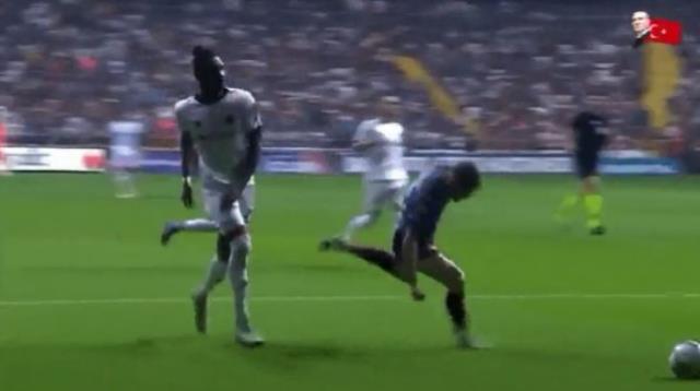 Türkiye, hakem Yaşar Kemal Uğurlu'yu konuşuyor! Adana Demirspor-Trabzonspor maçında verdiği karar olay oldu