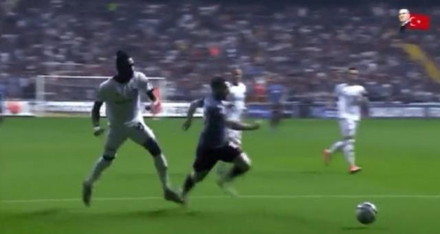 Türkiye, hakem Yaşar Kemal Uğurlu'yu konuşuyor! Adana Demirspor-Trabzonspor maçında verdiği karar olay oldu