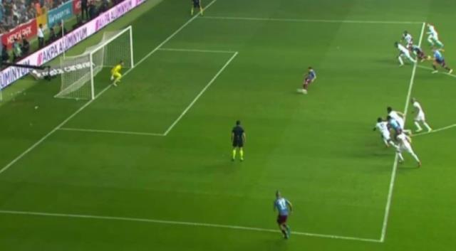 Türkiye, hakem Yaşar Kemal Uğurlu'yu konuşuyor! Adana Demirspor-Trabzonspor maçında verdiği karar olay oldu