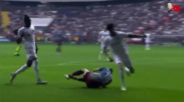 Türkiye, hakem Yaşar Kemal Uğurlu'yu konuşuyor! Adana Demirspor-Trabzonspor maçında verdiği karar olay oldu