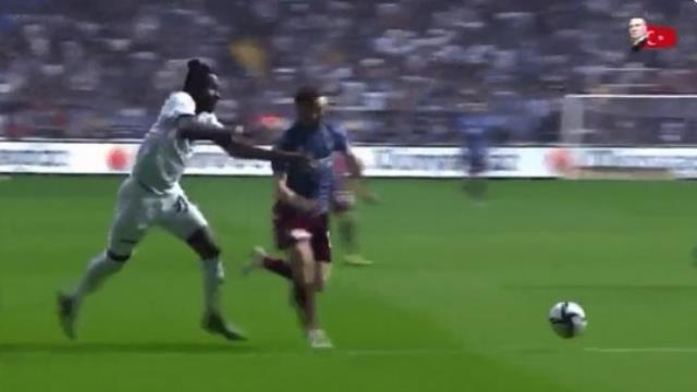Türkiye, hakem Yaşar Kemal Uğurlu'yu konuşuyor! Adana Demirspor-Trabzonspor maçında verdiği karar olay oldu
