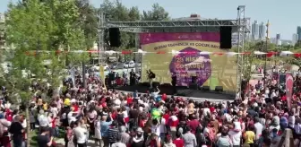 Bayraklı'da 25 Bin Kişi ile Bayram Sevinci