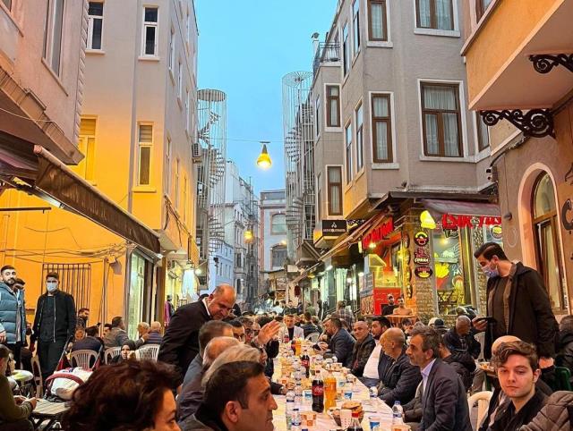 Beyoğlu'nda organize edilen sokak iftarına bine yakın insan katıldı